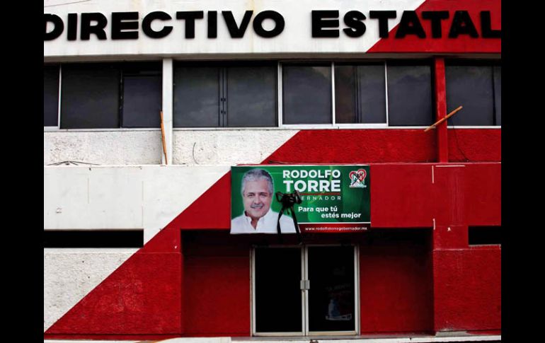 En las oficinas del PRI estatal fue colocado un moño negro por la muerte de su candidato, Rodolfo Torre Cantú. EL UNIVERSAL  /