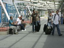 En el Aeropuerto Internacional de Guadalajara ya se observa la afluencia de paisanos que regresan a nuestro país. M. FREYRIA  /