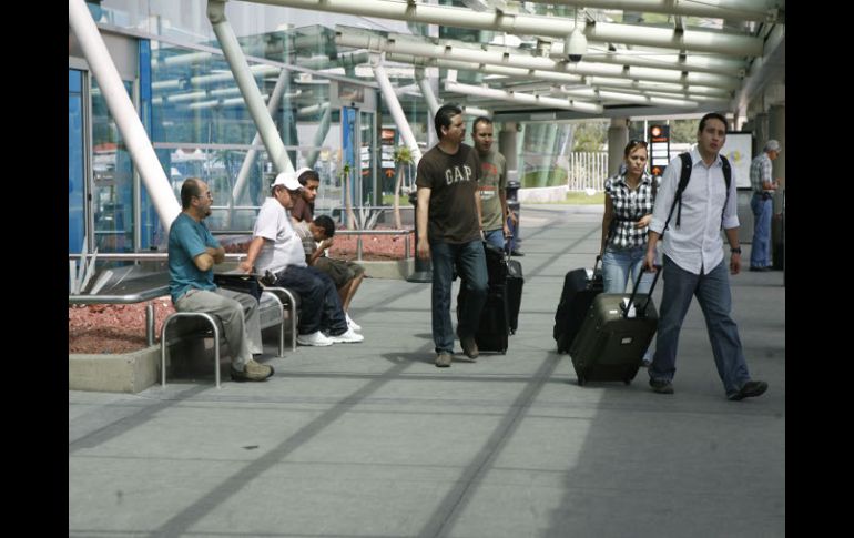 En el Aeropuerto Internacional de Guadalajara ya se observa la afluencia de paisanos que regresan a nuestro país. M. FREYRIA  /