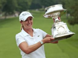 Cristie Kerr muestra su trofeo del Campeonato de Pittsford de la LPGA. REUTERS  /