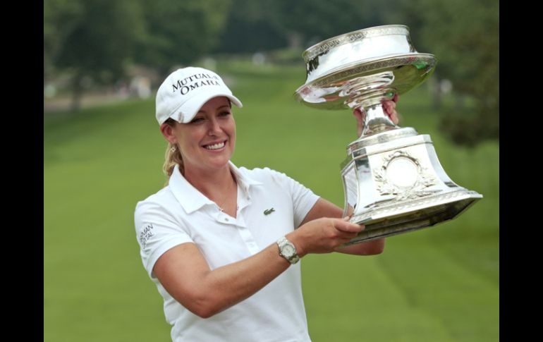 Cristie Kerr muestra su trofeo del Campeonato de Pittsford de la LPGA. REUTERS  /