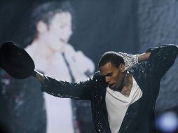 Chris Brown actuó en los premios BET haciendo un tributo al fallecido “Rey del Pop”. REUTERS  /