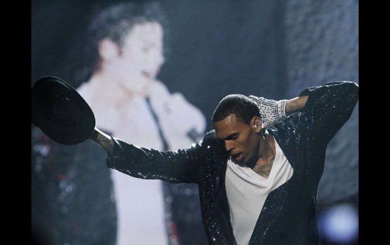 Chris Brown actuó en los premios BET haciendo un tributo al fallecido “Rey del Pop”. REUTERS  /