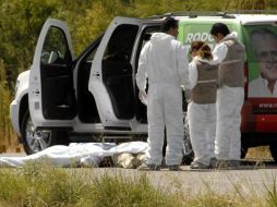 Forenses buscan evidencias en el lugar donde el candidato a gobernador por el Estado de Tamaulipas fue asesinado. EFE  /