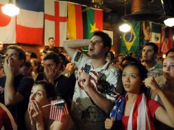 Los aficionados de la Selección de Estados Unidos viendo el partido de su Selección ante los africanos. EFE  /