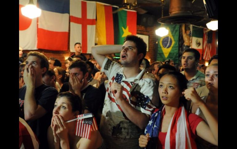 Los aficionados de la Selección de Estados Unidos viendo el partido de su Selección ante los africanos. EFE  /