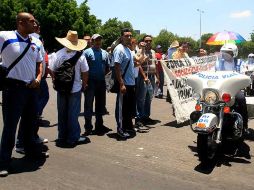 Maestros de telesecundaria se manifestaron ayer en las avenidas Alcalde y Ávila Camacho para pedir un aumento de sueldo. A. GARCÍA  /