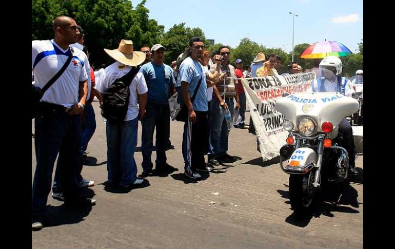 Maestros de telesecundaria se manifestaron ayer en las avenidas Alcalde y Ávila Camacho para pedir un aumento de sueldo. A. GARCÍA  /