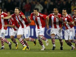 Los jugadores de Paraguay celebran, luego de clasificar a cuartos de final. AP  /