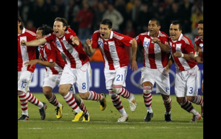 Los jugadores de Paraguay celebran, luego de clasificar a cuartos de final. AP  /