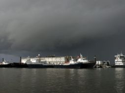 Petroleras como Shell, Chevron y BP evacuaron y suspendieron operaciones el martes en algunas de sus plataformas. EFE  /