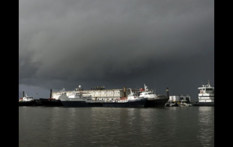 Petroleras como Shell, Chevron y BP evacuaron y suspendieron operaciones el martes en algunas de sus plataformas. EFE  /