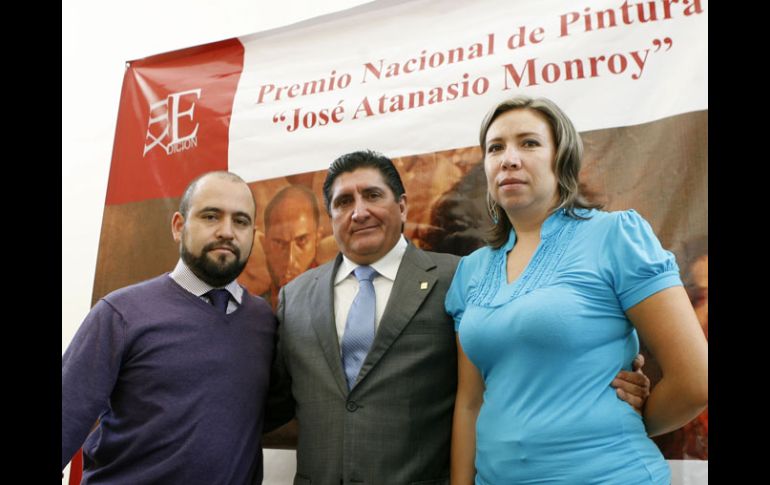 Ígor Lozada, secretario de Vinculación y Difusión Cultural y Carlos Orozco, rector del CUCSur presentaron el premio.  M. FREYRÍA  /