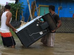 Habitantes de la comunidad de Tornolargo en Tabasco rescatan algunas pertenencias, tras las intensas lluvias por ‘‘Alex’’. EFE  /