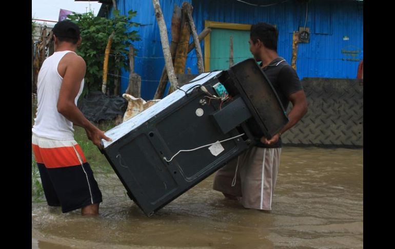 Habitantes de la comunidad de Tornolargo en Tabasco rescatan algunas pertenencias, tras las intensas lluvias por ‘‘Alex’’. EFE  /