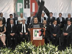 La presidenta del PRI, Beatriz Paredes Rangel, habla acompañada de la cúpula de su partido. EFE  /