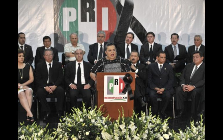 La presidenta del PRI, Beatriz Paredes Rangel, habla acompañada de la cúpula de su partido. EFE  /