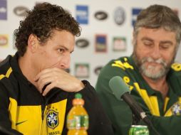 El jugador brasileño Elano (izq.) durante una rueda de prensa en donde se informó de la lesión que padece. AFP  /