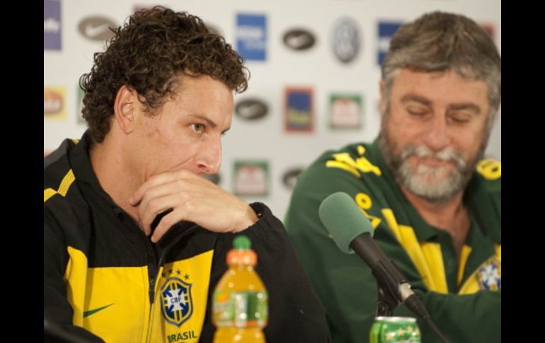 El jugador brasileño Elano (izq.) durante una rueda de prensa en donde se informó de la lesión que padece. AFP  /