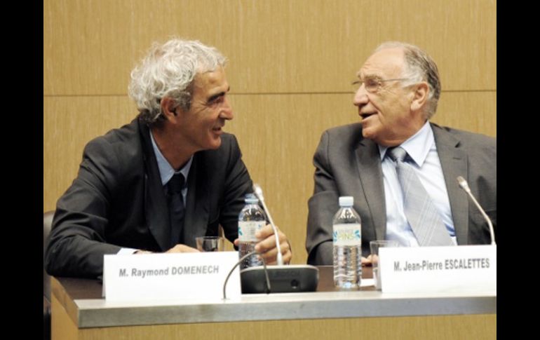 Raymond Domenech (izq.) se reunió con el presidente de la Federación Francesa de Futbol Jean-Pierre Escalettes. AFP  /