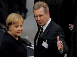 El candidato a la Presidencia Christian Wulff conversa con la canciller alemana Angela Merkel durante las elecciones. EFE  /