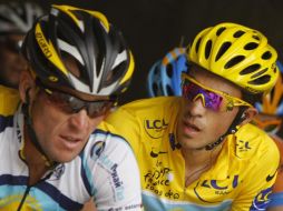 Alberto Contador (der.) y Lance Armstrong, son dos de los favoritos para ganar el Tour de Francia. AP  /