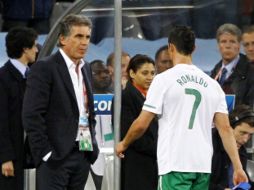 El jugador portugués Cristiano Ronaldo (der.) sale de la cancha junto a su entrenador, Carlos Queiroz. EFE  /