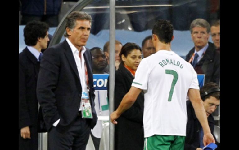 El jugador portugués Cristiano Ronaldo (der.) sale de la cancha junto a su entrenador, Carlos Queiroz. EFE  /