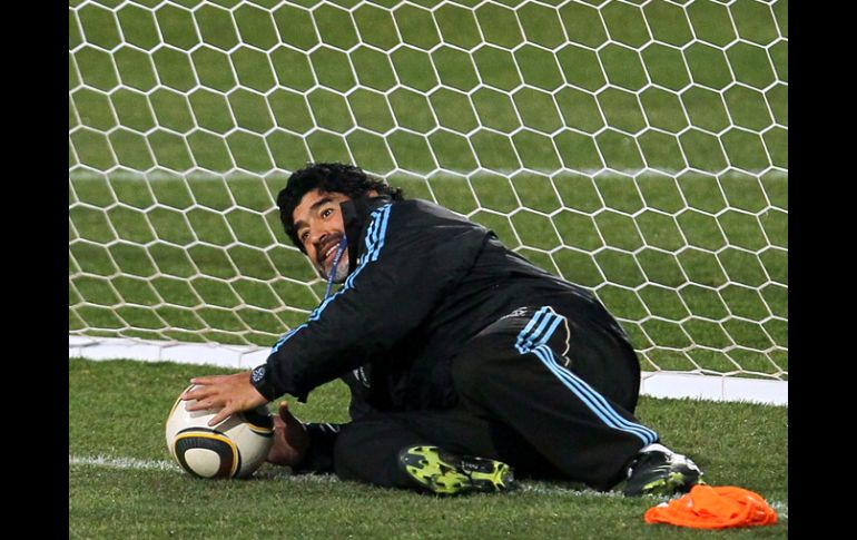 Maradona participó como portero en la práctica recreativa del equipo argentino. GETTY IMAGES SPORT  /