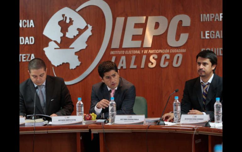 Tomás Figueroa Padilla (centro) encabezó la primera sesión del IEPC como presidente de este organismo. S. NÚÑEZ  /