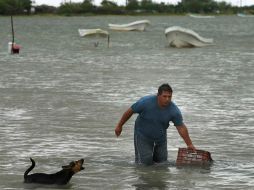 Un hombre traslada una caja a la orilla en La Carbonera, Tamaulipas, previo a la llegada del huracán. AP  /