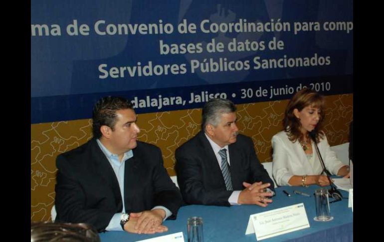 En la firma del convenio participaron alcaldes metropolitanos junto con la contralora María del Carmen Mendoza. ESPECIAL  /