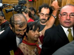 La activista Trinidad Ramírez, esposa de Ignacio del Valle, celebra levantando, la decisión de la Corte en favor de 12 prisioneros. EFE  /