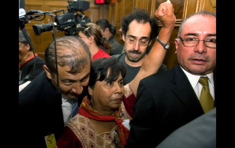 La activista Trinidad Ramírez, esposa de Ignacio del Valle, celebra levantando, la decisión de la Corte en favor de 12 prisioneros. EFE  /