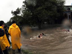 Vecinos rescatan a un joven de un afluente en Matamoros, antes de que Alex tocará tierra. EFE  /