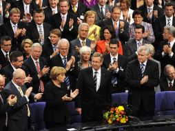 La Asamblea Federal alemana aplaude al nuevo presidente alemán, Christian Wulff. A la izquierda, la canciller Angela Merkel. AFP  /