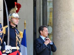 El presidente de Francia, Nicolas Paul Stéphane Sarkozy de Nagy-Bocsa, se arregla la corbata en el Palacio del Elíseo. AFP  /