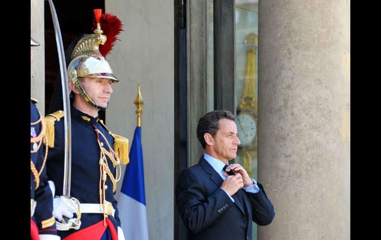 El presidente de Francia, Nicolas Paul Stéphane Sarkozy de Nagy-Bocsa, se arregla la corbata en el Palacio del Elíseo. AFP  /