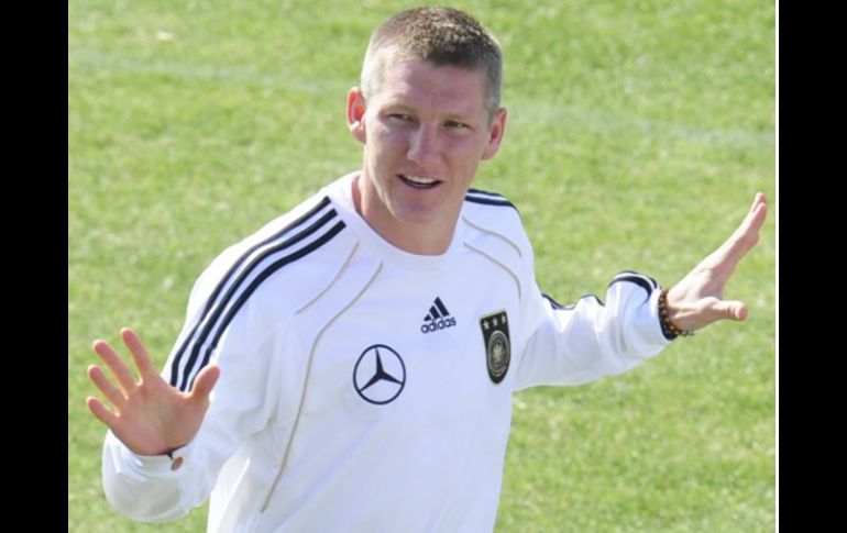 El seleccionado de Alemania, Bastian Schweinsteiger se prepara en el entrenamiento de hoy. AFP  /