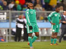 El jugador de Nigeria Chidi Odiah (izq.) en el partido donde los eliminaron de la Copa del Mundo. EFE  /