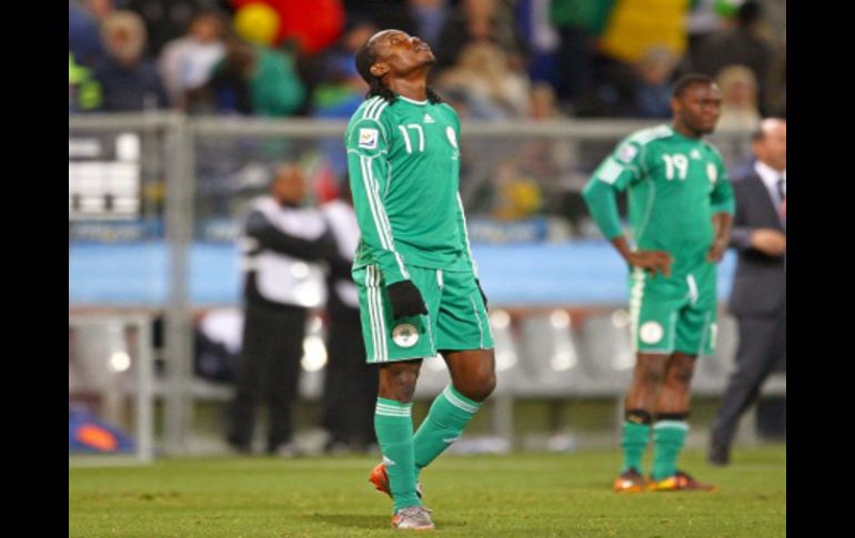 El jugador de Nigeria Chidi Odiah (izq.) en el partido donde los eliminaron de la Copa del Mundo. EFE  /