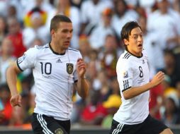 Los jugadores alemanes Mesut Oezil (der) y Lukas Podolski en el partido de octavos de final donde vencieron a Inglaterra. EFE  /