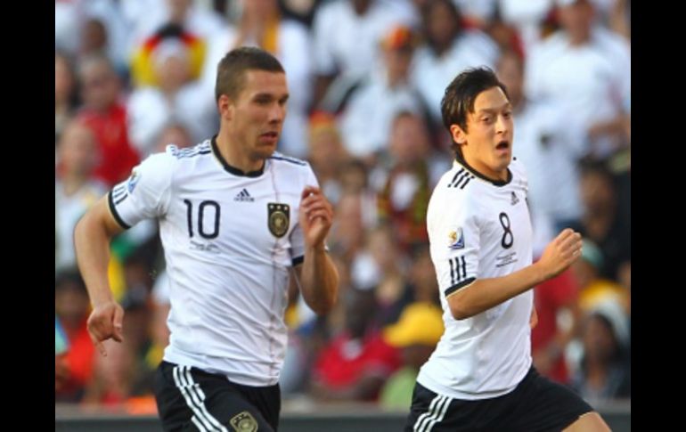 Los jugadores alemanes Mesut Oezil (der) y Lukas Podolski en el partido de octavos de final donde vencieron a Inglaterra. EFE  /