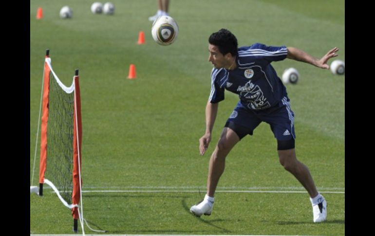 El jugador paraguayo Lucas Barrios en una sesión de entrenamientos. AFP  /