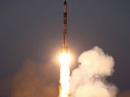 Rusia lanzó ayer al espacio otra nave con carga vital y regalos para la tripulación ruso-estadounidense de la plataforma orbital. AFP  /