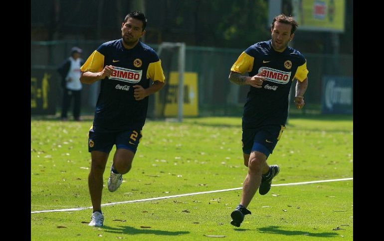 Matias Vuoso (der.) y de Ismael Rodríguez de América, durante una sesión de entrenamiento. MEXSPORT  /