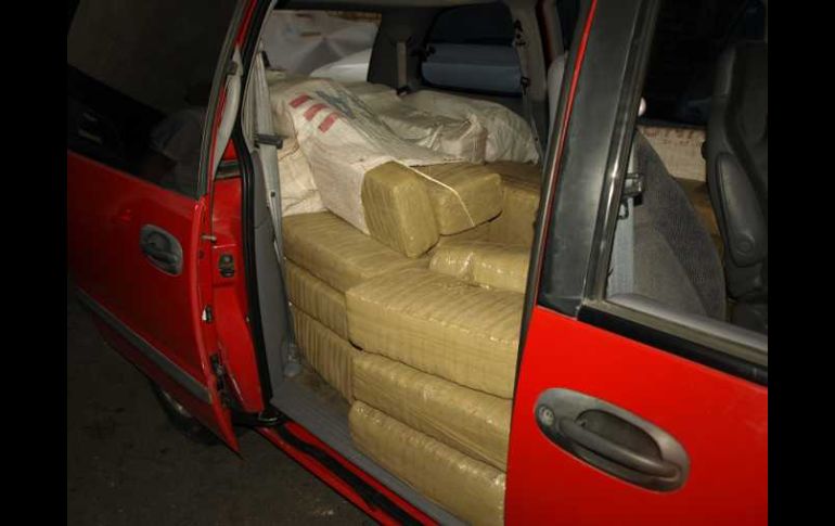 Agentes de la AFI aseguraron 76 paquetes de mariguana contenidos en una camioneta abandonada, en Pihuamo. ESPECIAL  /