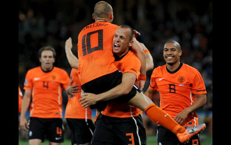 Sneijder es felicitado por su equipo después de anotar el segundo gol de Holanda contra los eslovacos. EFE  /