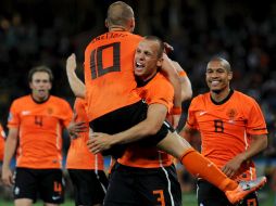 Sneijder es felicitado por su equipo después de anotar el segundo gol de Holanda contra los eslovacos. EFE  /