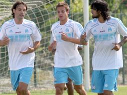 Fernando Morientes trota junto a sus compañeros Cesar Azpilicueta y Luis Gonzáles. AP  /